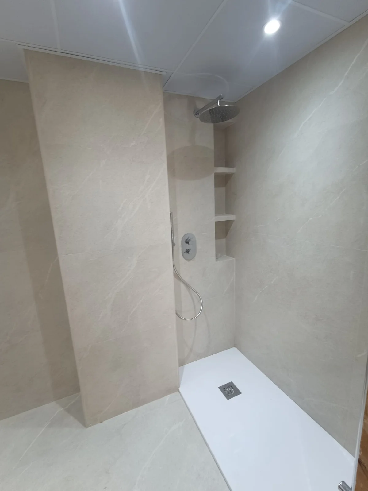 Hueco de la ducha terminado, con la grifería y las hornacinas puestas