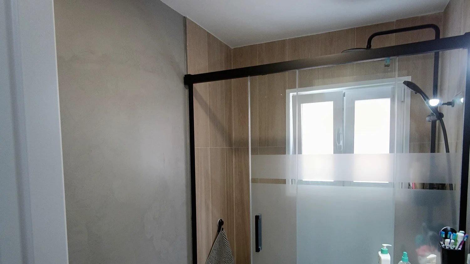 Baño terminado con mampara corredera y suelo nuevo