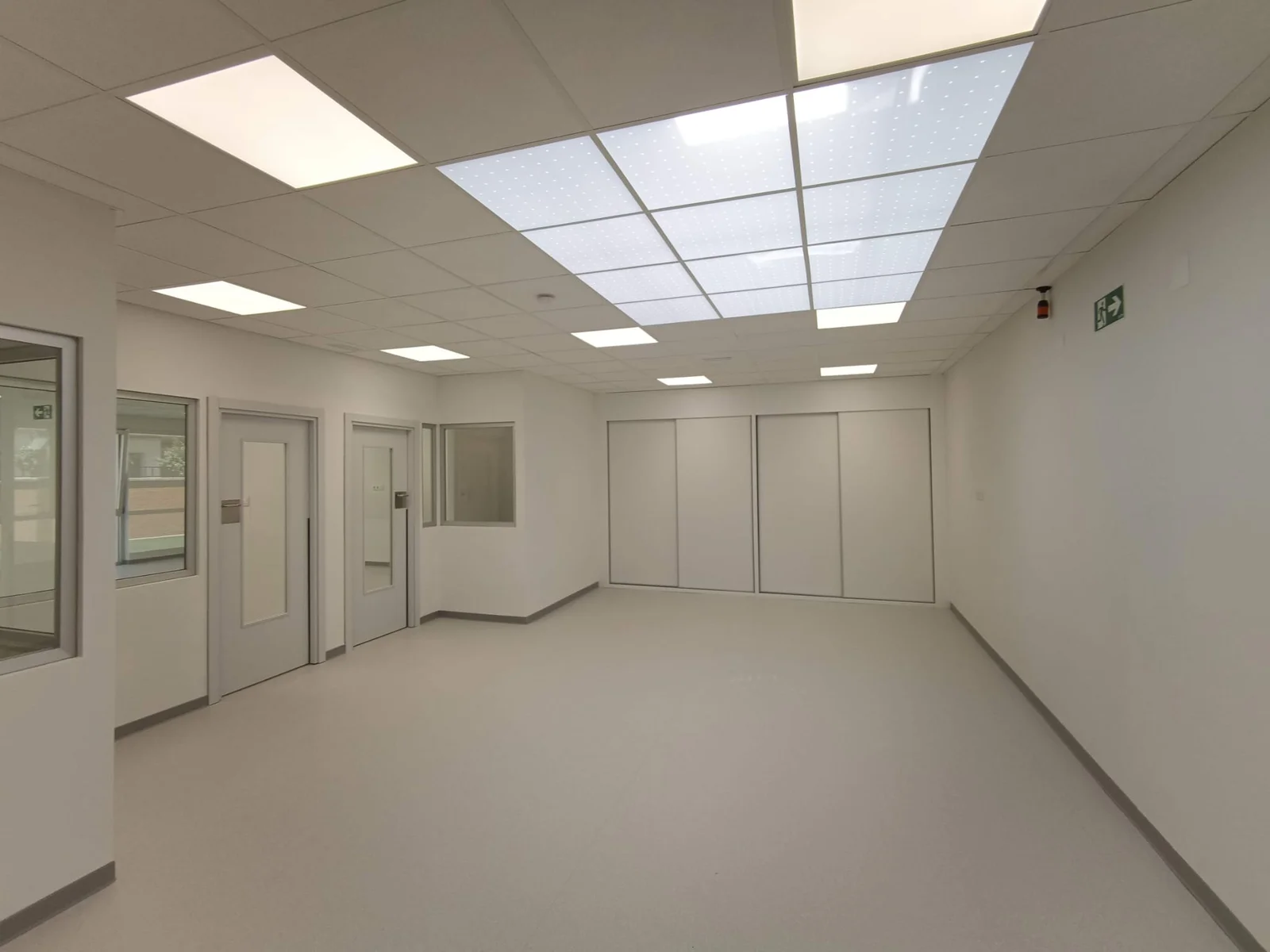 Pasillo del colegio terminado con techo técnico e iluminación