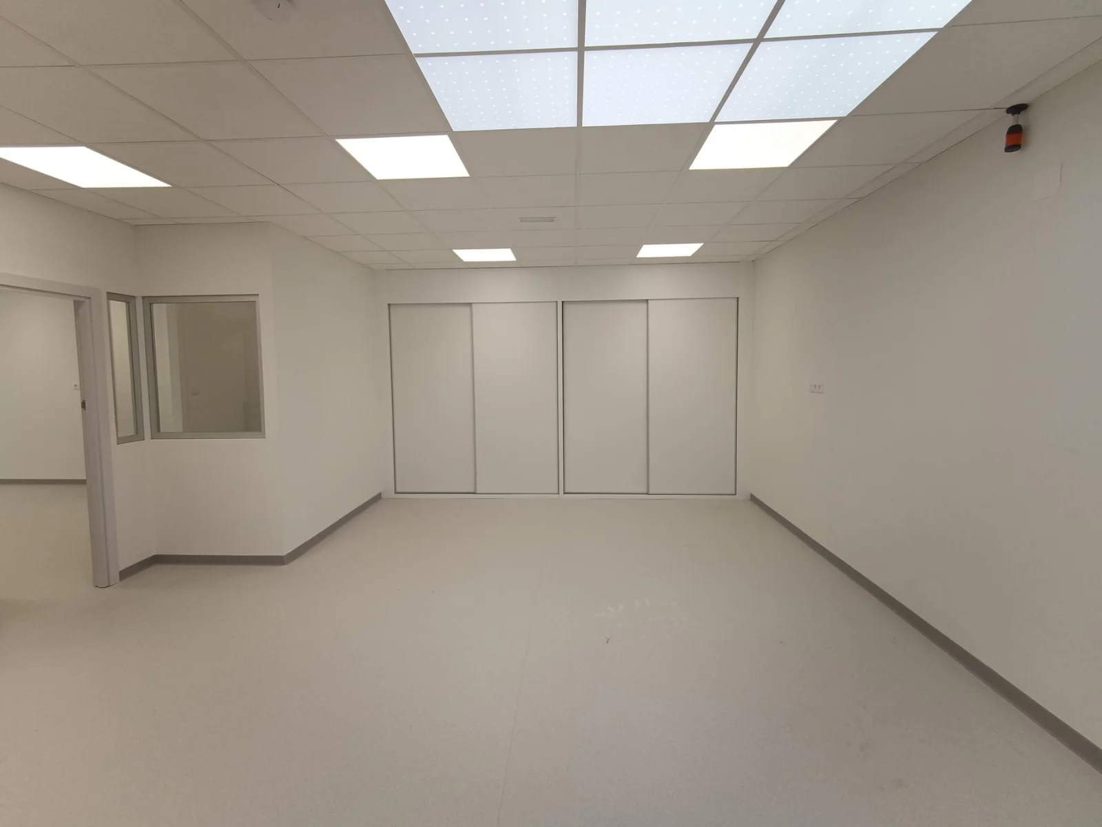 Aula terminada con armarios empotrados y techo técnico