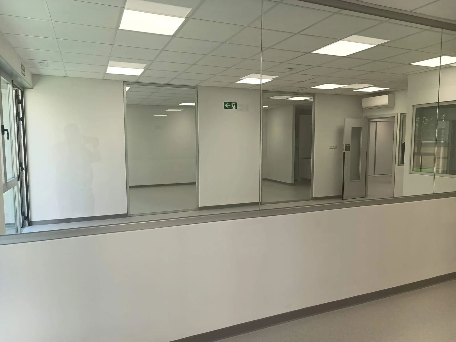 Pasillo con ventanas interiores hacia las aulas