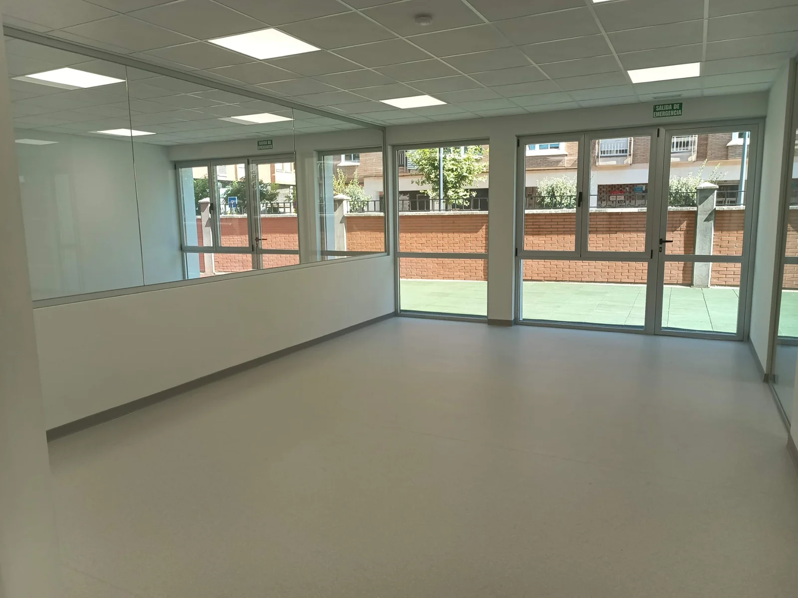 Aula terminada con ventanal al patio y suelo nuevo