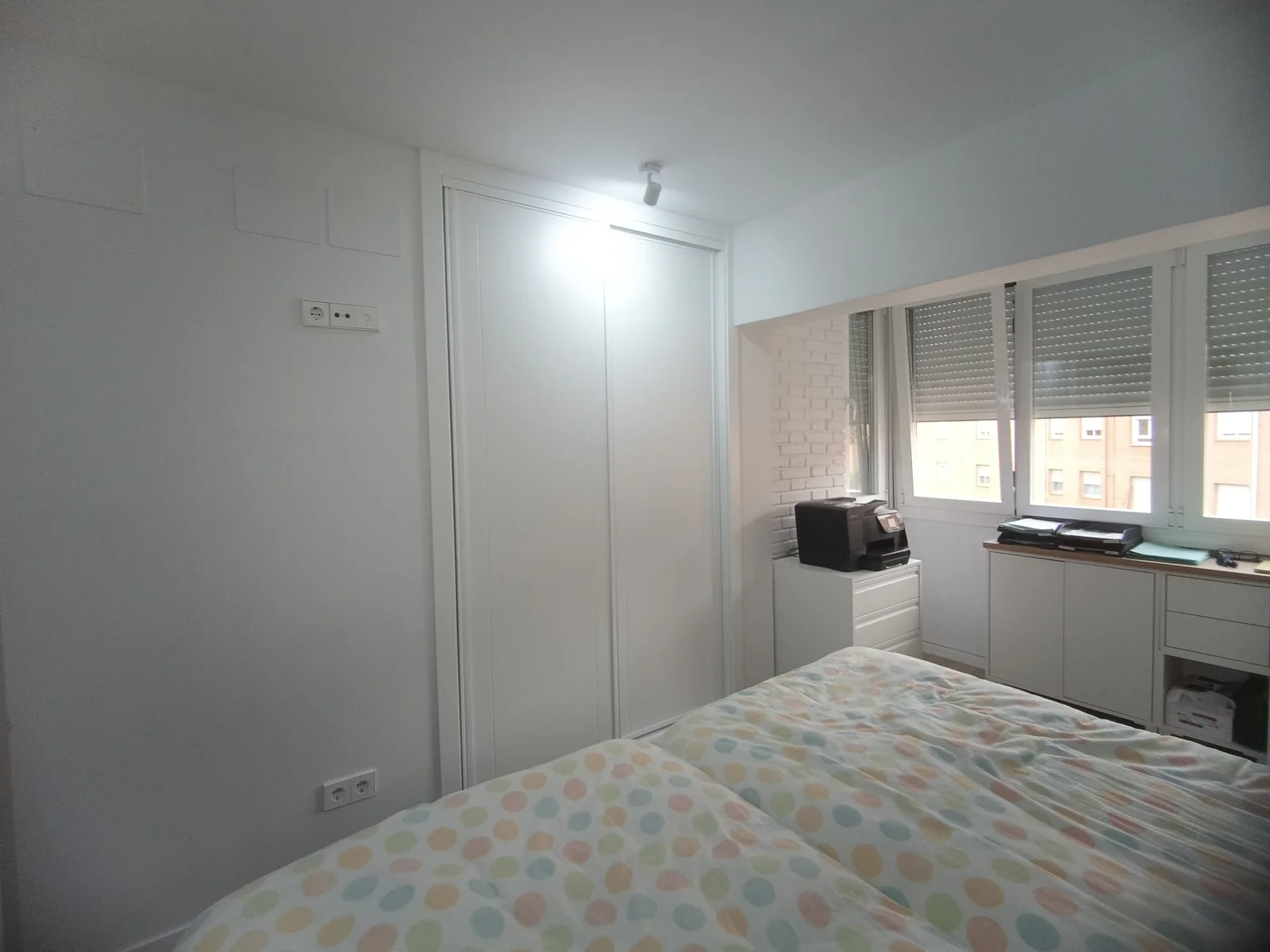 Dormitorio terminado con armario empotrado hasta el techo
