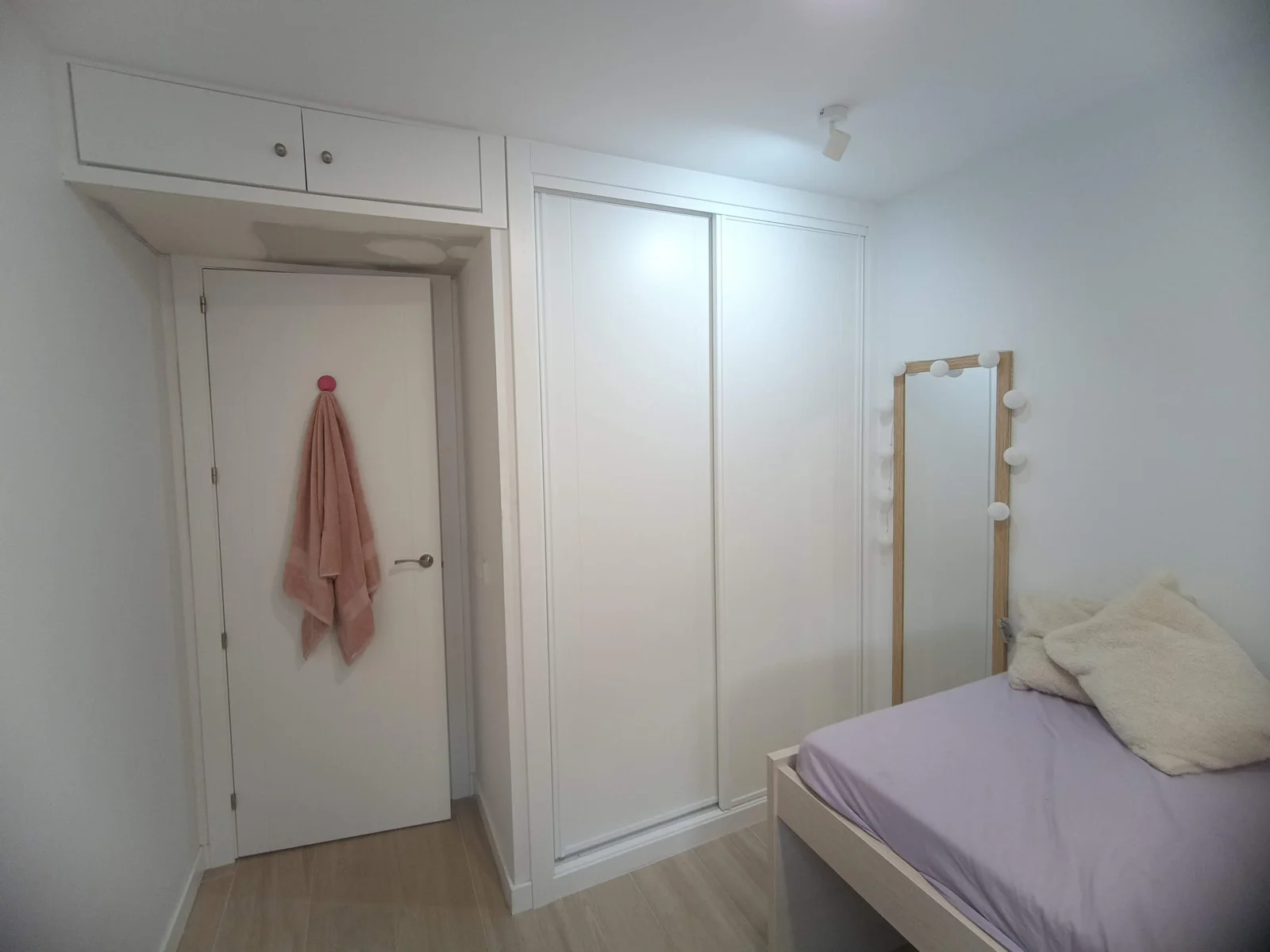 Dormitorio con armario y puerta lacada en blanco