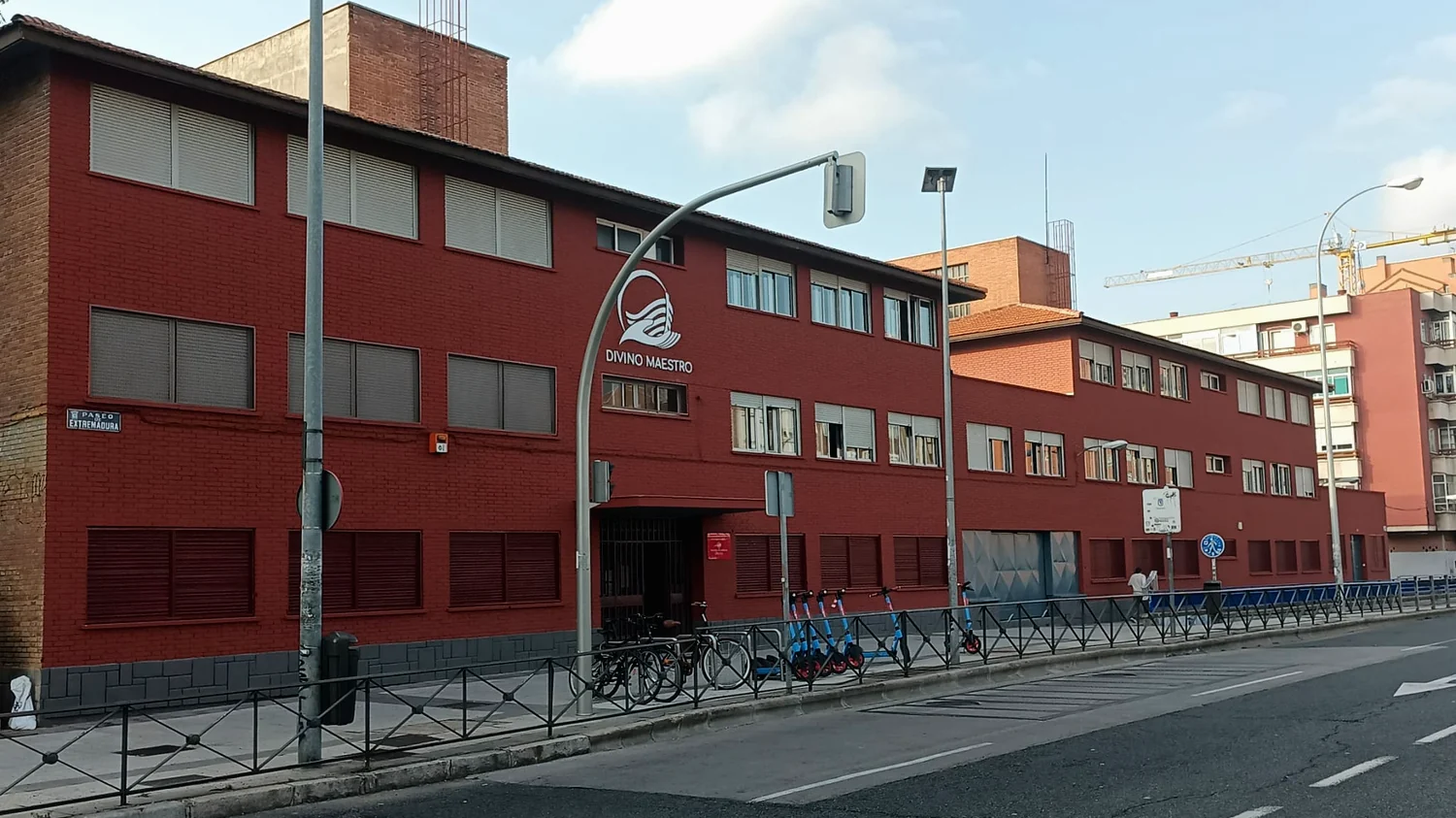 Fachada del colegio desde la calle, con el vallado