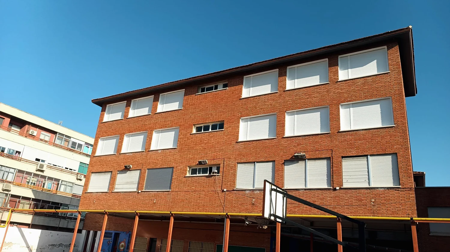 Fachada del edificio escolar con la escalera exterior