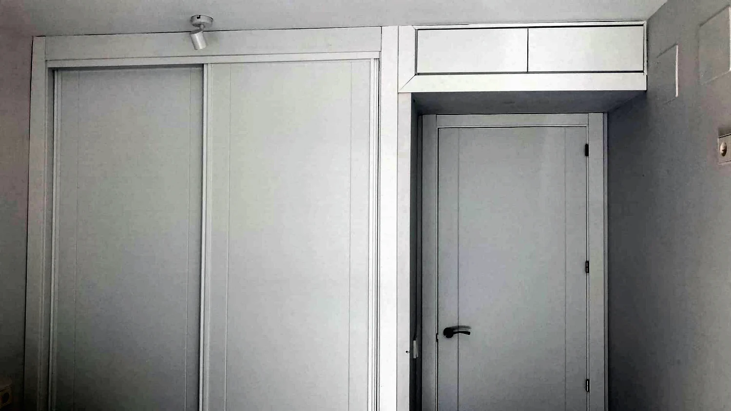 Frente de armario y puerta lacados, terminados